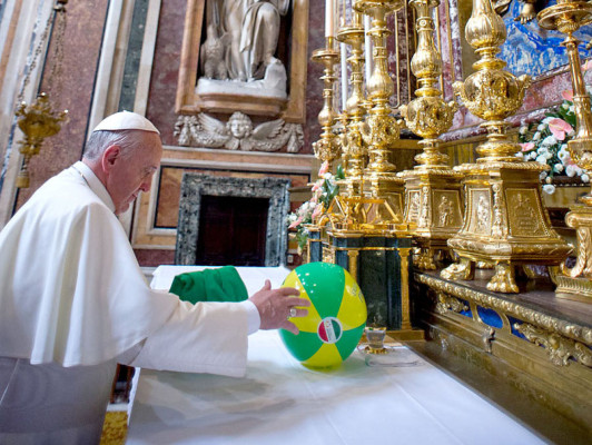 Francisco condena 'lobby gay' del Vaticano