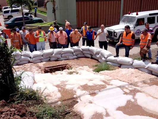 En lancha evacúan a afectados de inundación en colonia La Hacienda