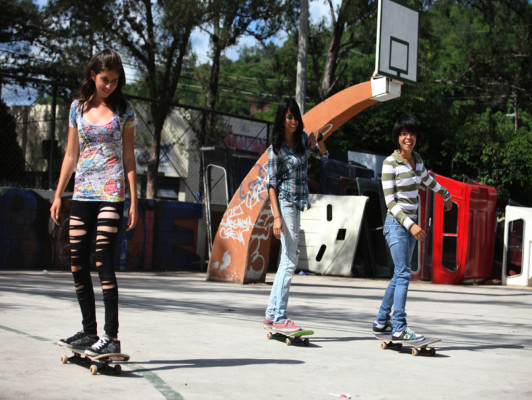 Jóvenes construyen su propio skatepark en El Obelisco