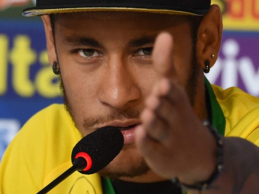 Neymar habló por primera vez del rodillazo de Camilo Zúñiga