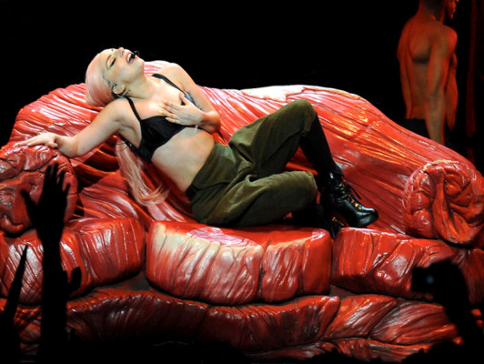 Lady Gaga salió de vagina inflable en concierto