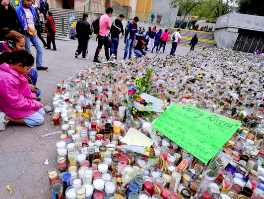 Homenajes espontáneos a Jenni Rivera en México y Estados Unidos