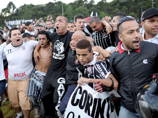 Sao Paulo recibe con fervor al campeón mundial Corinthians