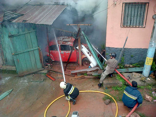 Incendio consume parte de fábrica de muebles en Comayagüela
