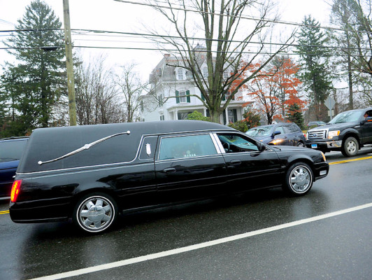 Entierran a primeras víctimas de masacre en escuela de Connecticut