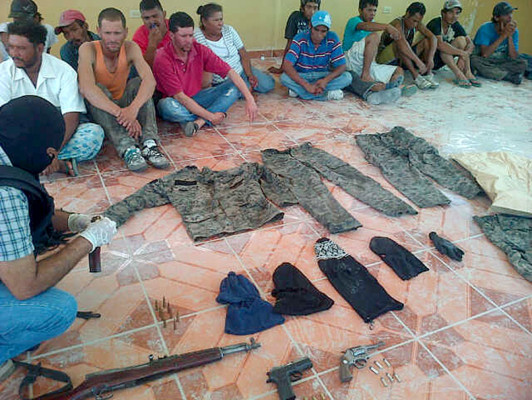Armas, uniformes y pelucas decomisan en 'madrugón”