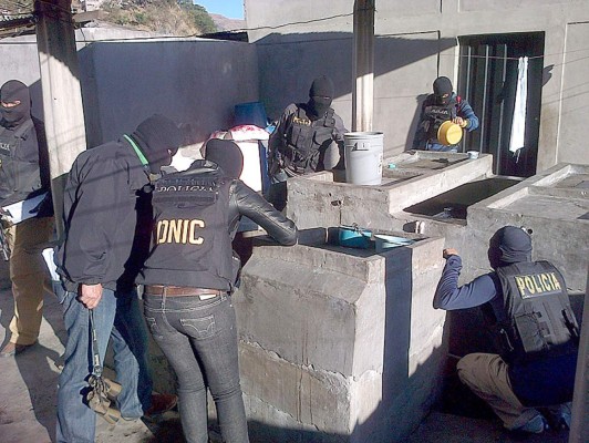 Siete capturados y decomiso de armas en madrugón