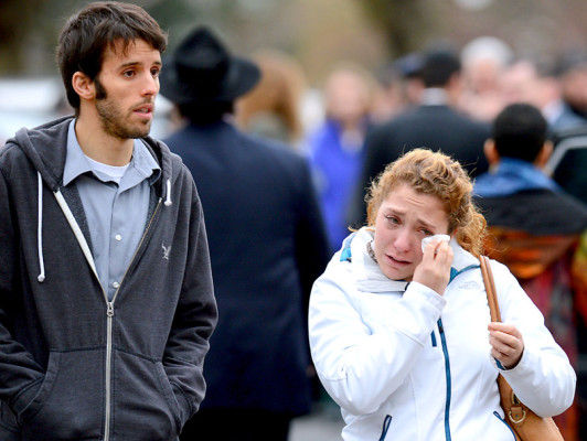 Entierran a primeras víctimas de masacre en escuela de Connecticut