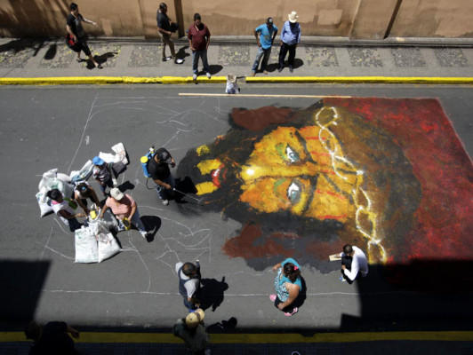 Alfombras adornan calles de Tegucigalpa