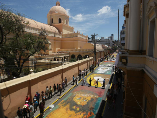 FOTOS: Alfombras llenan de color Tegucigalpa