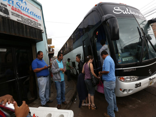 Lluvia no detiene a veraneantes