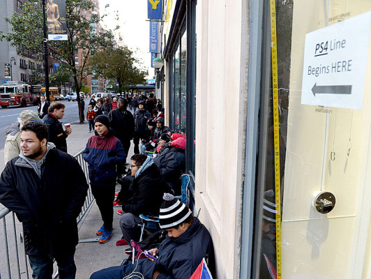 Fanáticos corren a comprar su PlayStation 4