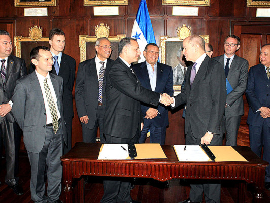 Cuéllar explica alcances de proyectos de exploración