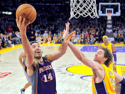 Unos dinámicos Lakers vencen 114-102 a los Suns