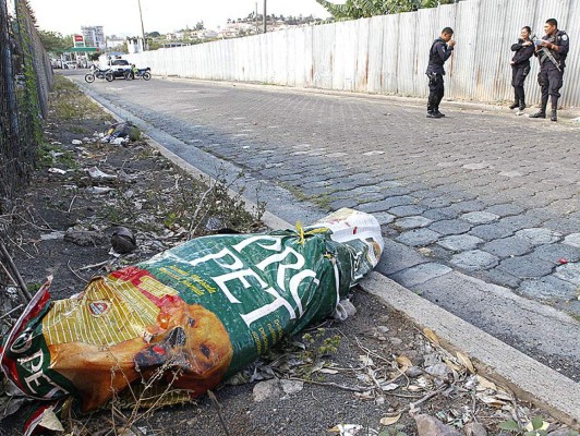 Hallan cadáver en sacos de comida para perro