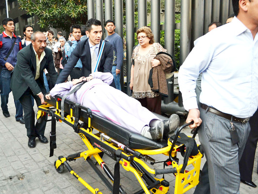 Suman 25 los muertos y 101 heridos por explosión en edificio de Pemex