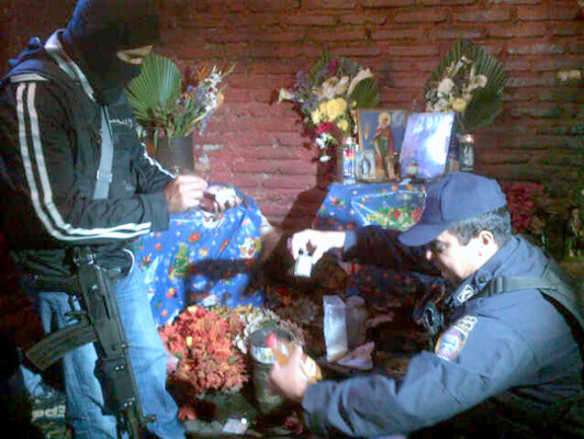 Hallan fotos de Miguel Pastor y Quique Ortez en centro de brujería