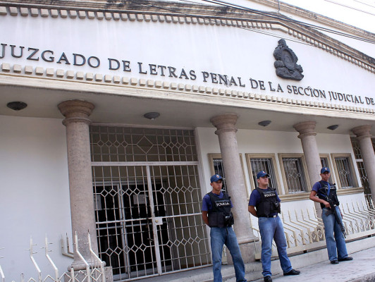 Orden de captura contra tres exfuncionarios