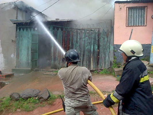 Incendio consume parte de fábrica de muebles en Comayagüela