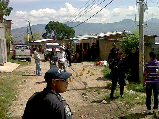 Asesinan a hombre que viajaba en camioneta similar a la usada en atentado