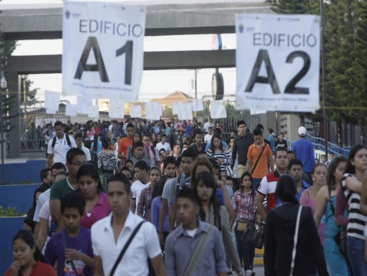 Aspirantes a ingresar a la UNAH se someten a PAA