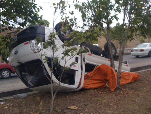 Un herido en volcamiento de carro en Tegucigalpa