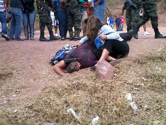 Asesinan a policía y a su hijo en cancha de fútbol de residencial Plaza