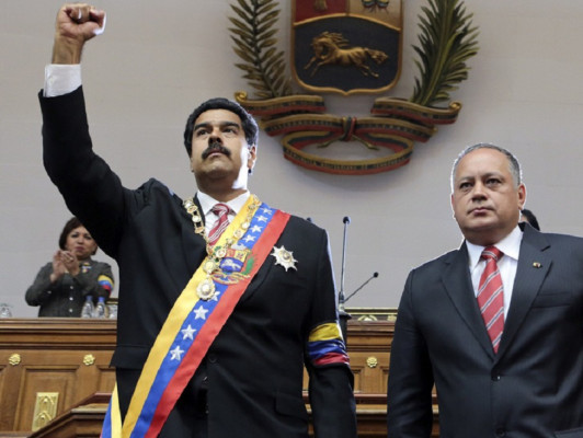 Maduro jura en nombre de Chávez como presidente