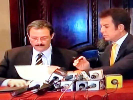 Villeda y Nasralla firman pacto de transparencia