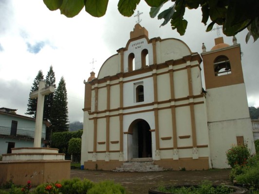Sacerdote en rebeldía mantiene divididos a pobladores en Lempira