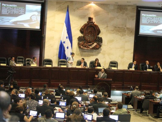 Hasta ocho años de cárcel a quien use indumentaria policial y militar