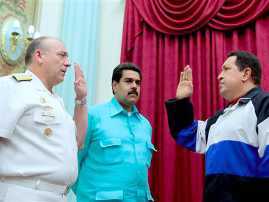 Maduro asume más poder, delegado por el mismo Chávez