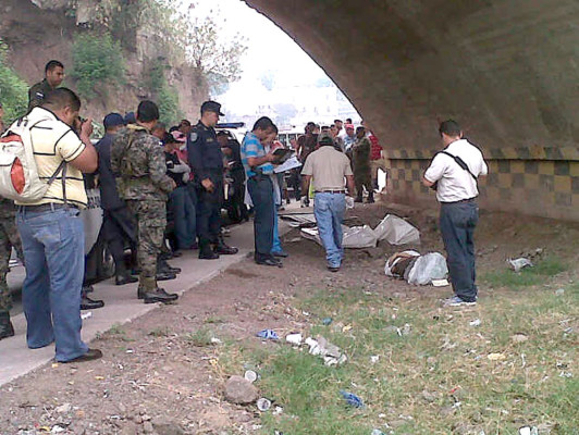 Hallan cadáver en sacos y con mensaje hecho con hojas