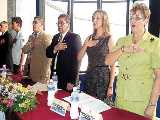 Bilingües realizan pruebas, pero reportan dificultades