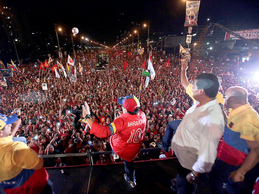 Maradona acompañó a Maduro en el cierre de campaña