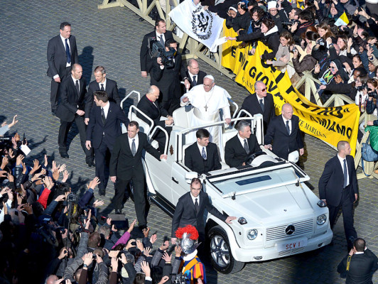 Papa Francisco inicia su era pontificia por los pobres