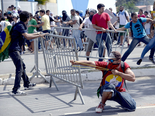 FOTOS: Violentos enfrentamientos previo al España-Italia