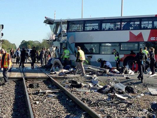Mueren cinco personas en choque entre tren y autobús