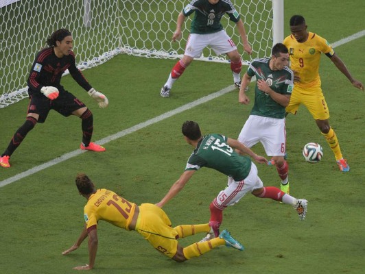México debuta derrotando a Camerún y al mal arbitraje