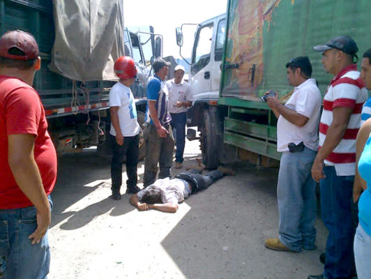 Empleado repartidor casi muere aplastado por camión