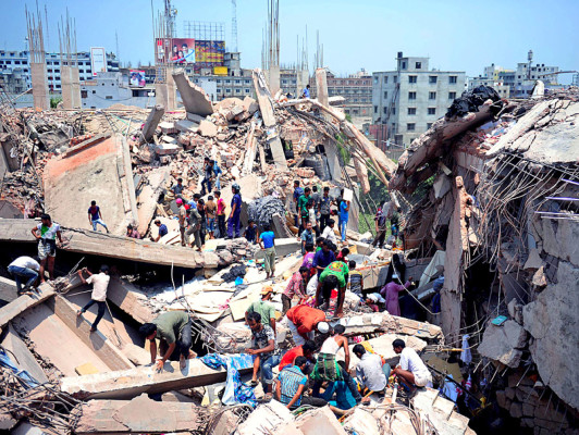 Al menos 82 muertos al derrumbarse un edificio