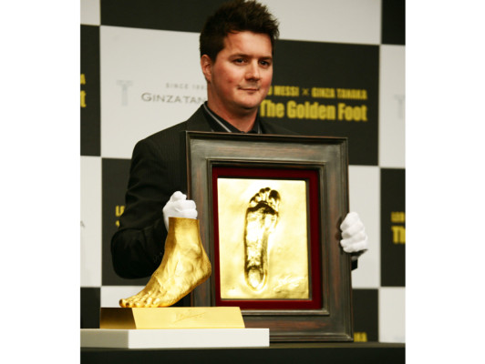 A la venta réplica en oro del pie izquierdo de Messi