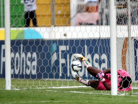 VIDEO: El terrible error de 'Buba' López en el gol de Rubilio
