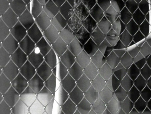 Polémica por canción sobre actrices que muestran sus pechos