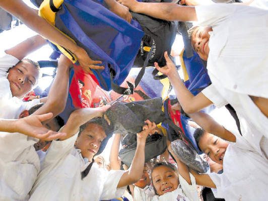 Niños ya tienen útiles y zapatos