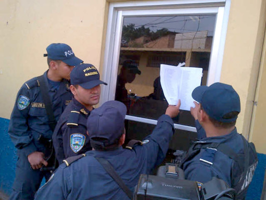 Policías declaran huelga de brazos caídos y abuchean a jefe de Policía