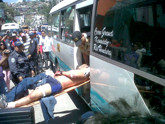 Pasajero tirotea a dos ladrones en un rapidito