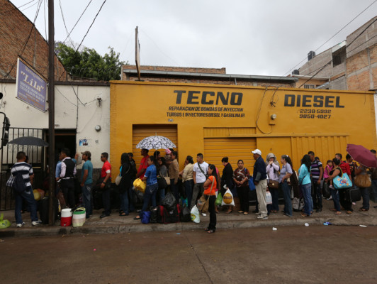 Lluvia no detiene a veraneantes