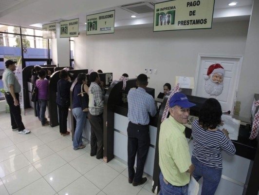 Maestra se jubilaría con L 200,000 de salario