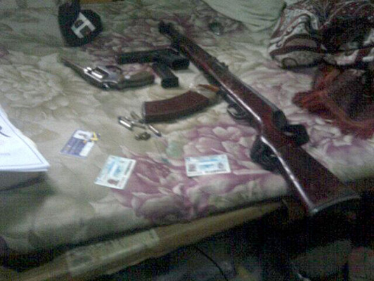 Armas, uniformes y pelucas decomisan en 'madrugón”